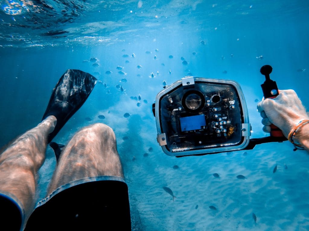 Buceador con una de las mejores cámaras de fotos acuáticas.