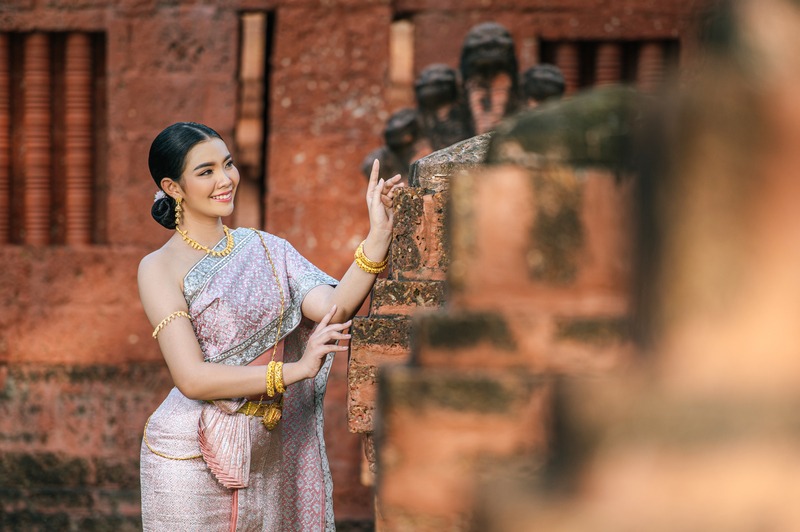 mujer de otra cultura echándose una foto